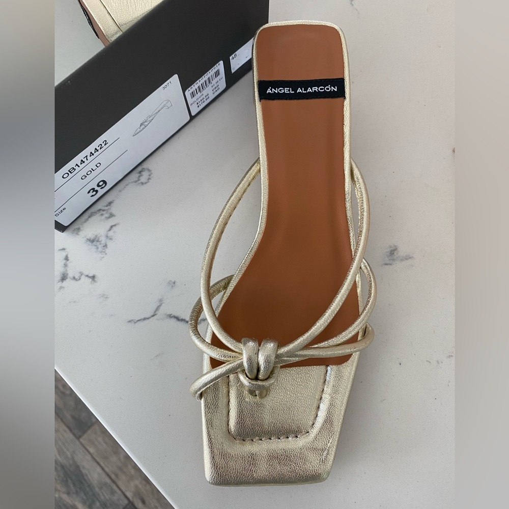NWT Anthropologie gold kitten heel - size 9 - Picture 2 of 4